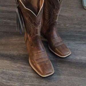 Western cowgirl Ariat leather boots! NWT!